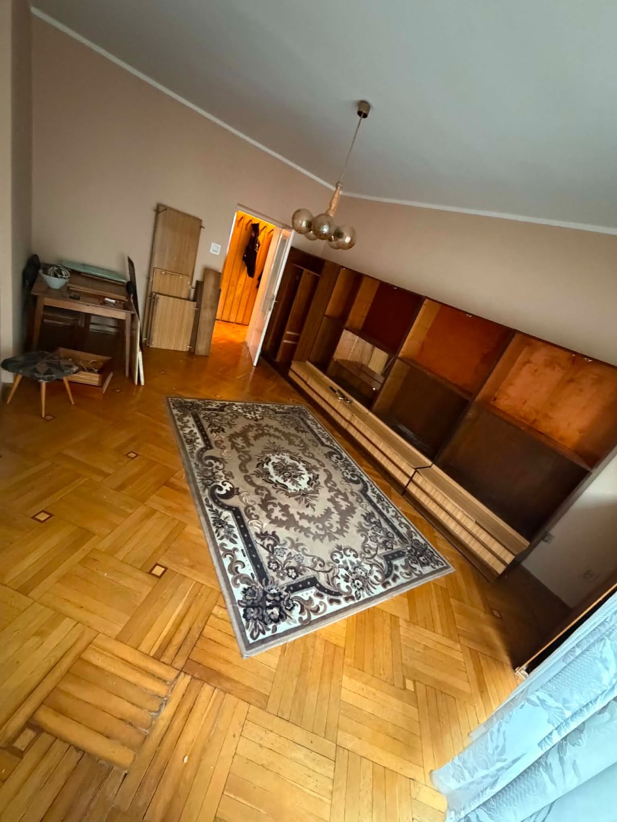 Mieszkanie pełne mebli przed opróżnieniem