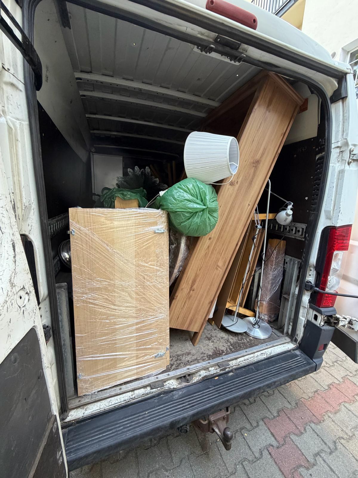 Zapakowany bus podczas przeprowadzki — meble zabezpieczone folią