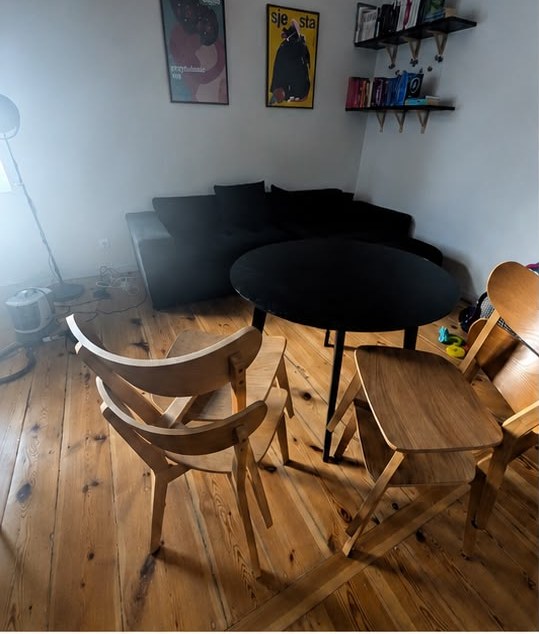 Pokój ze starymi meblami przed wywozem